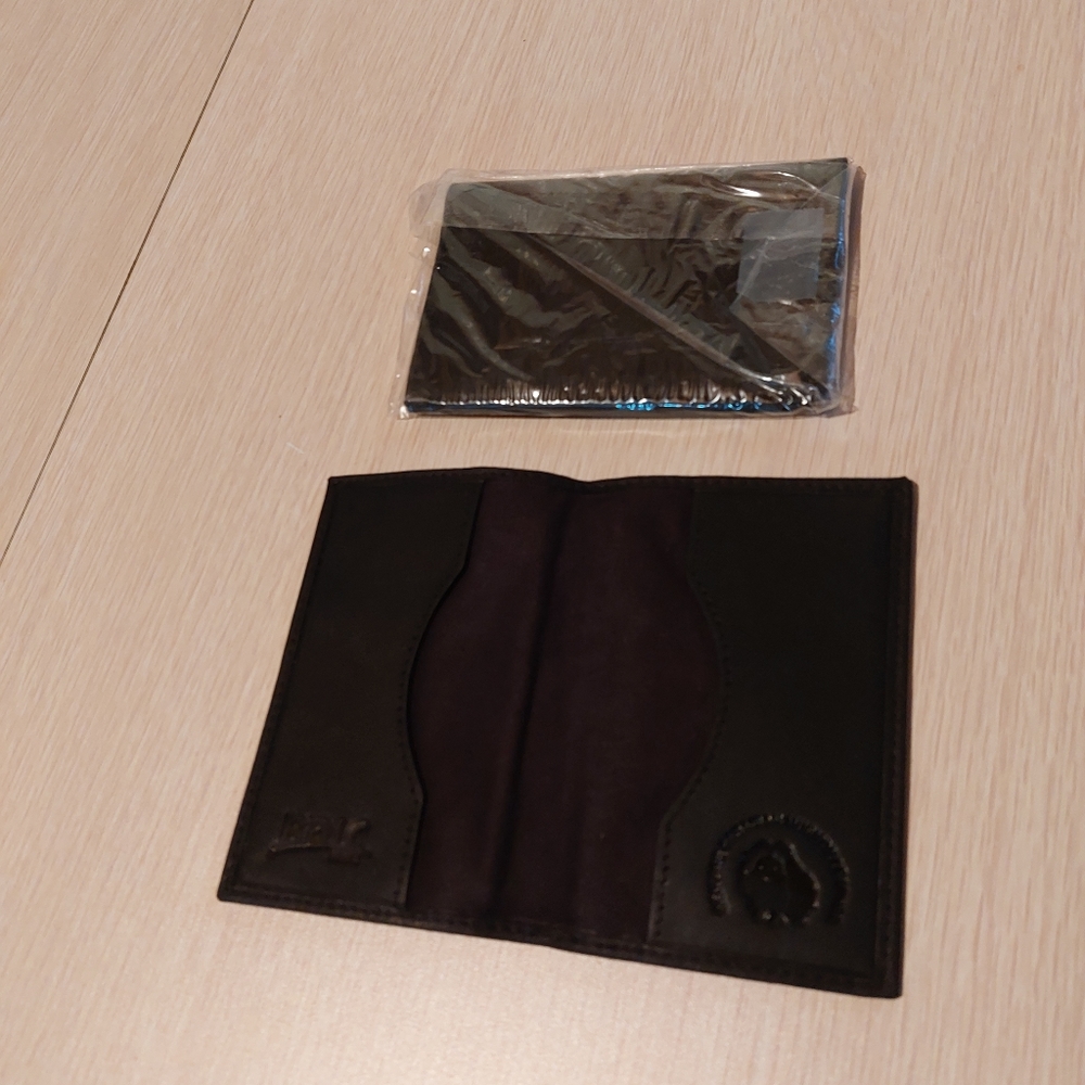 NWOT Muscox leather card holder